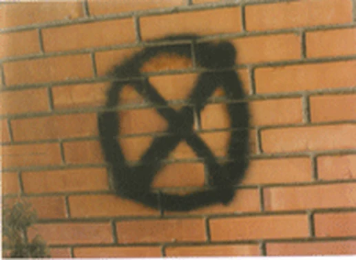 Graffiti sobre ladrillo cara vista — Antes