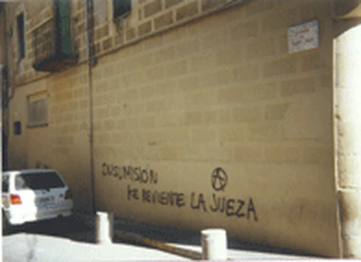 Graffiti sobre fachada de piedra — Antes