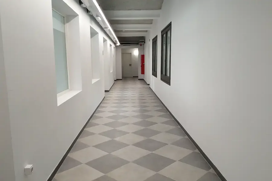 Pavimento cerámico porcelánico tratado